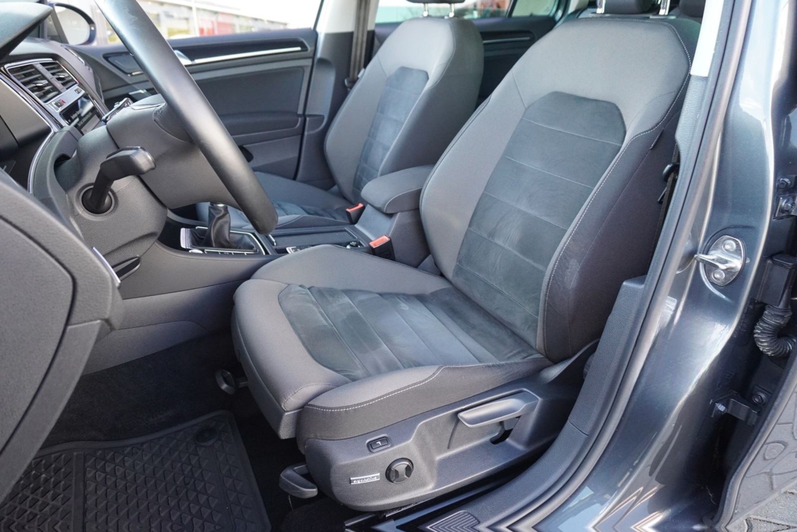 Volkswagen Golf VII Variant 1.5TSI Highline LED Pano Standh foto 28