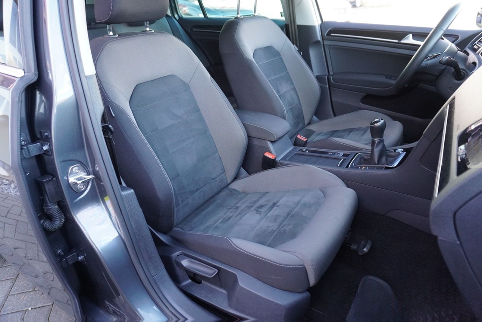 Volkswagen Golf VII Variant 1.5TSI Highline LED Pano Standh foto 30