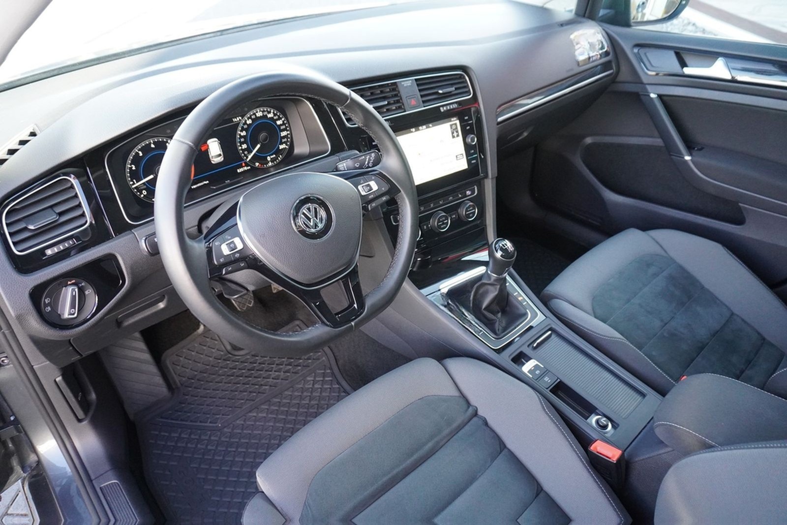 Volkswagen Golf VII Variant 1.5TSI Highline LED Pano Standh foto 8