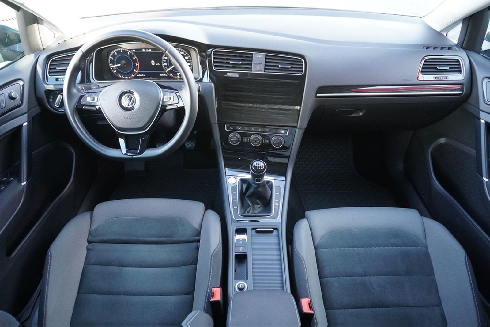 Volkswagen Golf VII Variant 1.5TSI Highline LED Pano Standh foto 9