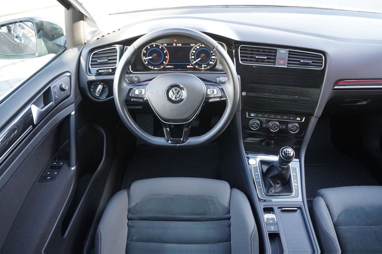Volkswagen Golf VII Variant 1.5TSI Highline LED Pano Standh foto 10