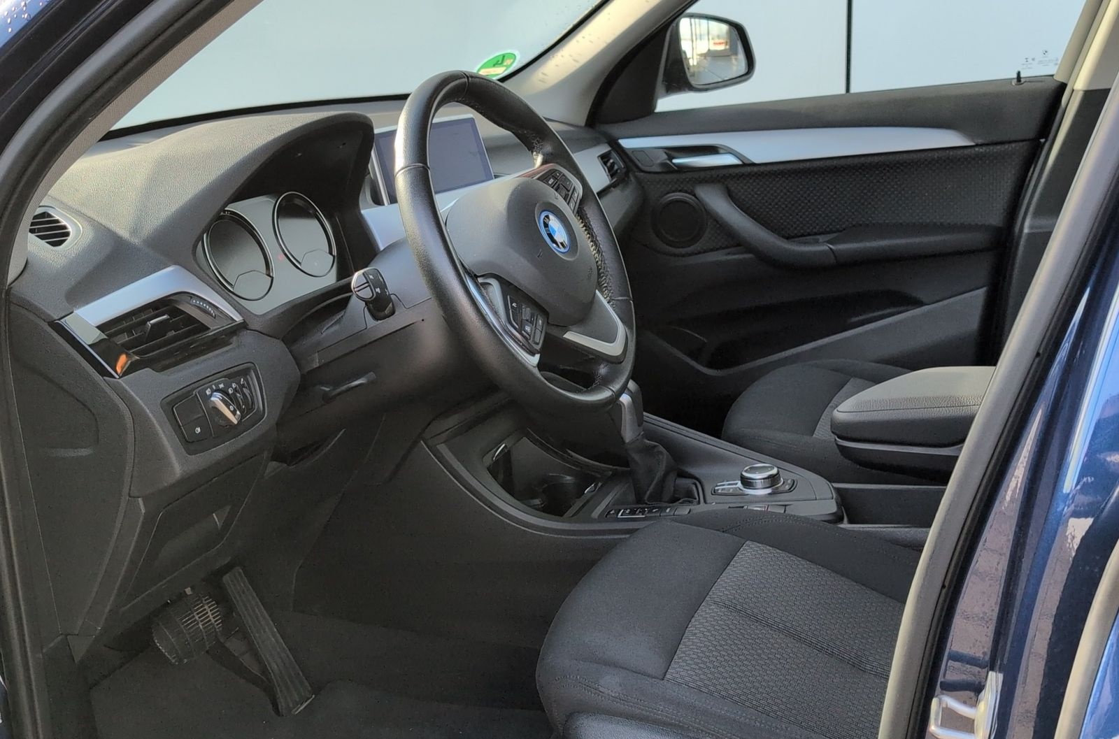 BMW X1 xDrive25e AHK + RFK+ PDC+DAB+NAVI+ foto 7