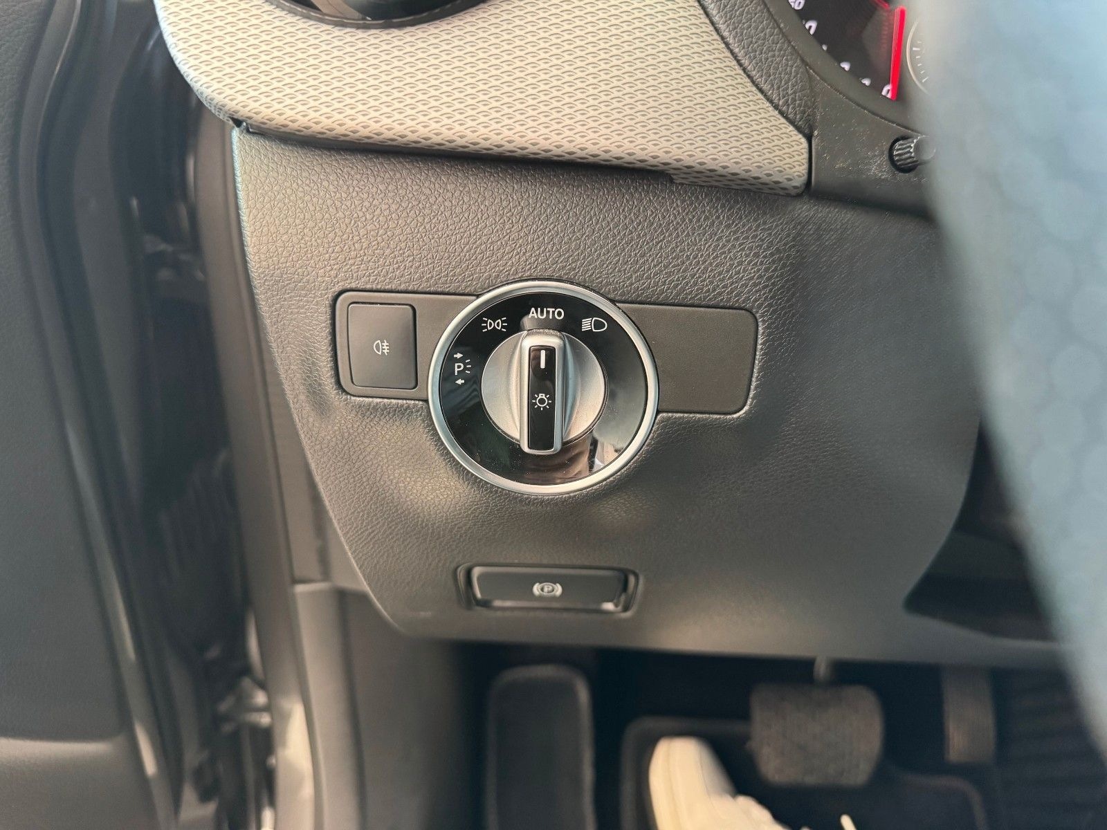 Mercedes-Benz B 220d Progressive 7G-DCT PTS SHZ LED IHC Navi foto 13