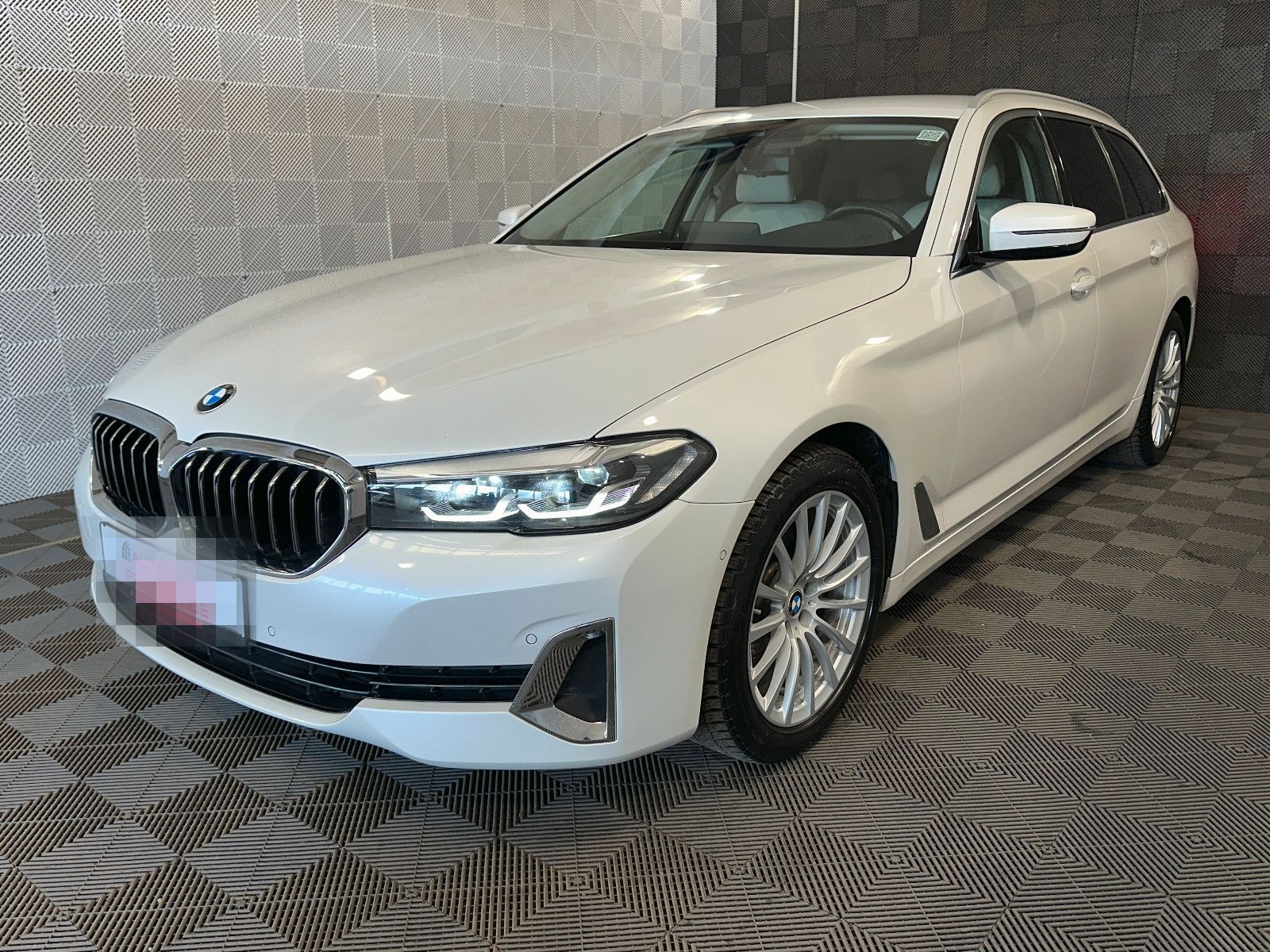 BMW 520d Touring*LUXURY LINE*LED-HARMAN-MEMO-R.KAM foto 2
