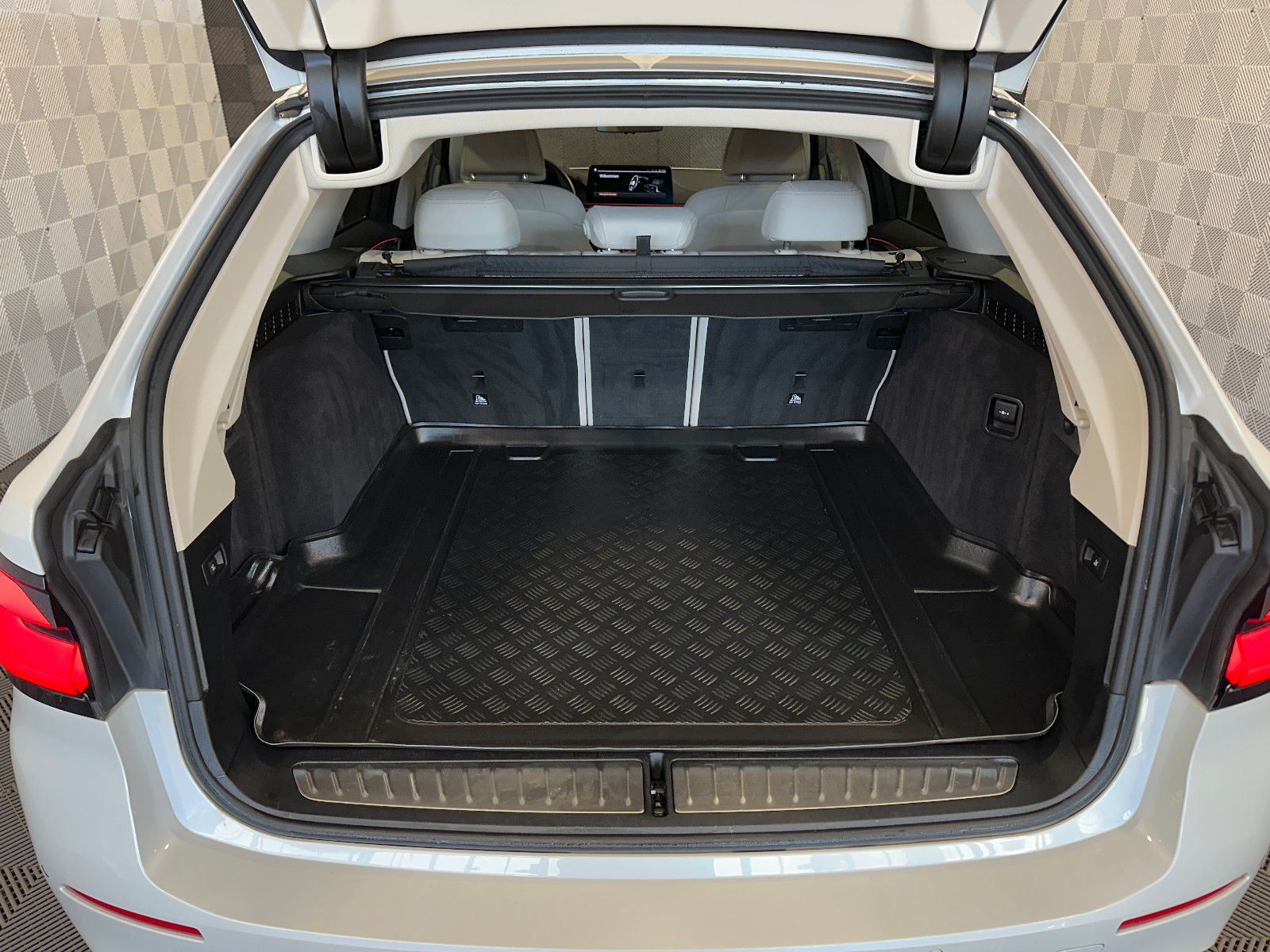BMW 520d Touring*LUXURY LINE*LED-HARMAN-MEMO-R.KAM foto 5