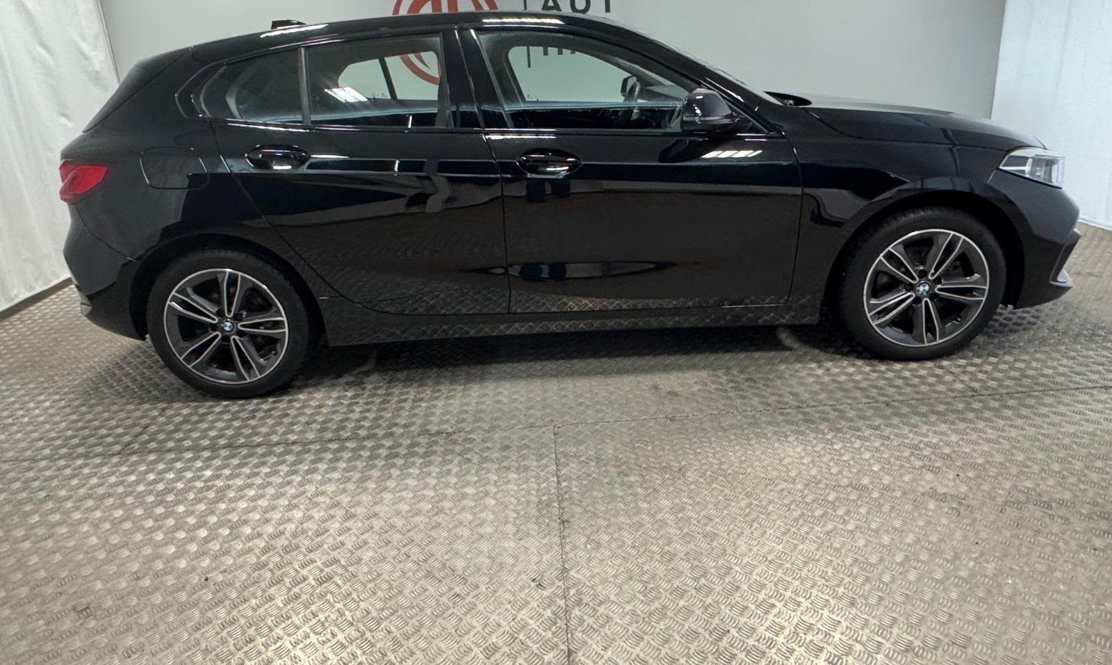 BMW 118 d Sport Line AT LED Shadow Line Navi foto 7