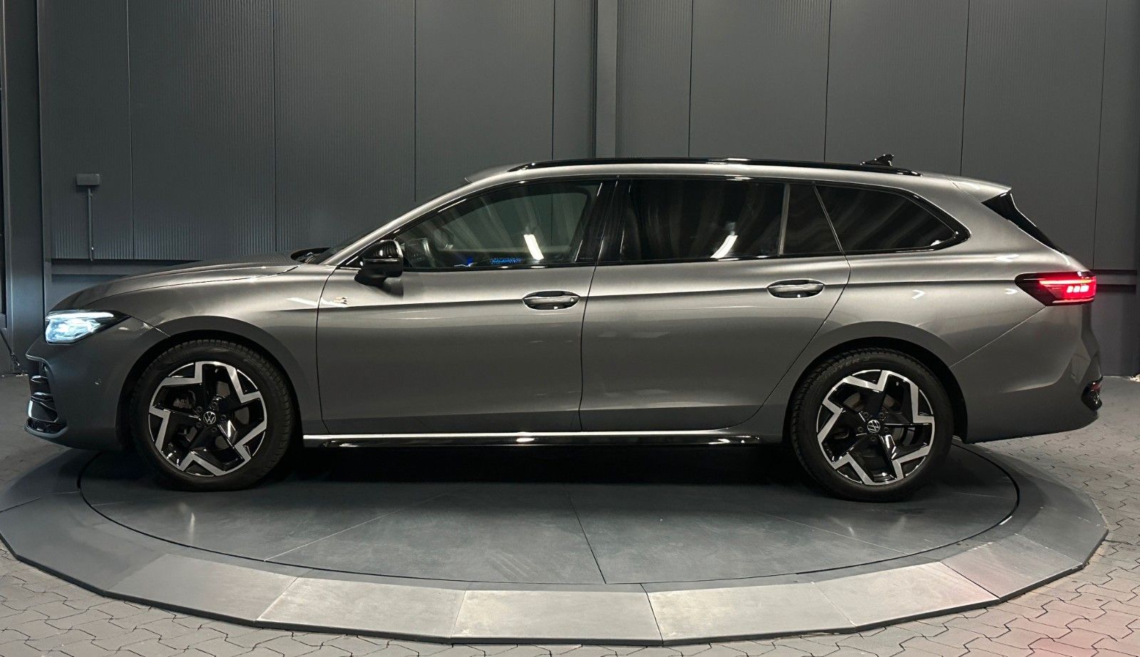 Volkswagen Passat Variant R-line/Black Style*IQ.Drive*HeadU foto 2