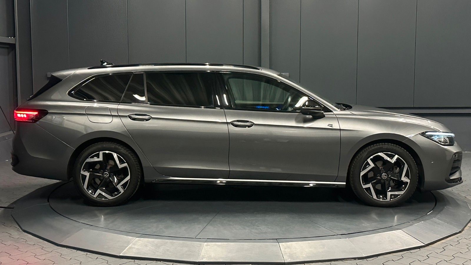 Volkswagen Passat Variant R-line/Black Style*IQ.Drive*HeadU foto 3