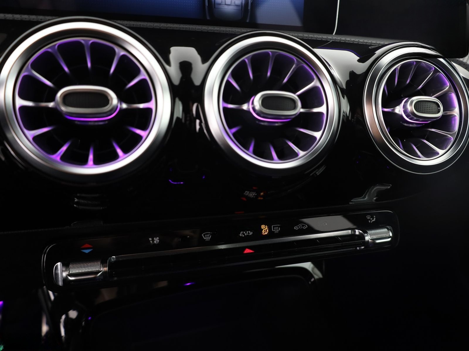 Mercedes-Benz A 250 AMG NIGHT MULTIBEAM,DISTRO,KAMERA,CARPLAY foto 24