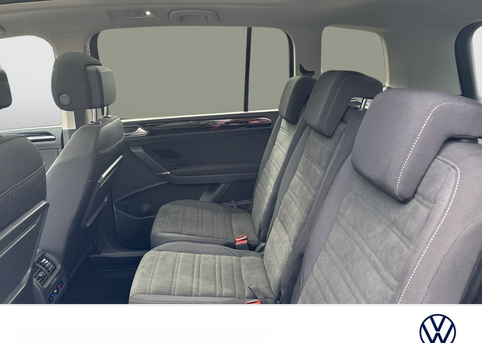Volkswagen Touran 2.0 HIGHLINE AHK PANO NAVI CARPLAY foto 8