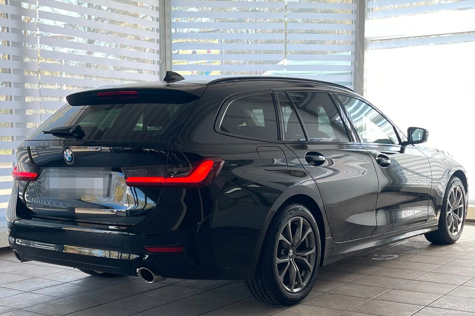 BMW 320dxD SportL. PANO LASER AHK Standh. Unfallfrei foto 3