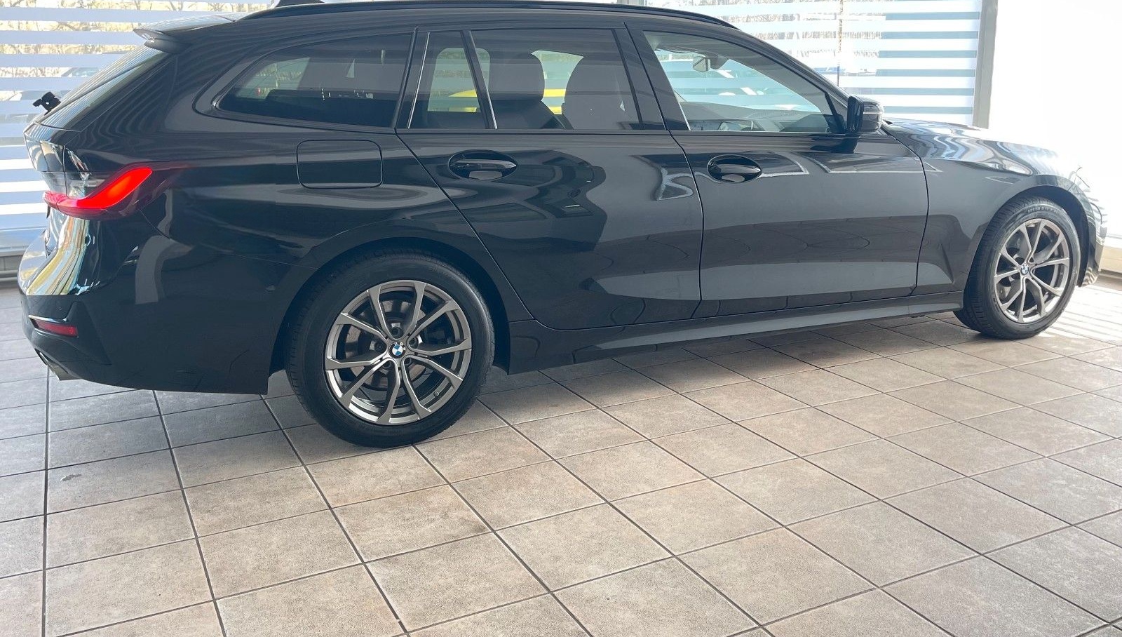 BMW 320dxD SportL. PANO LASER AHK Standh. Unfallfrei foto 6