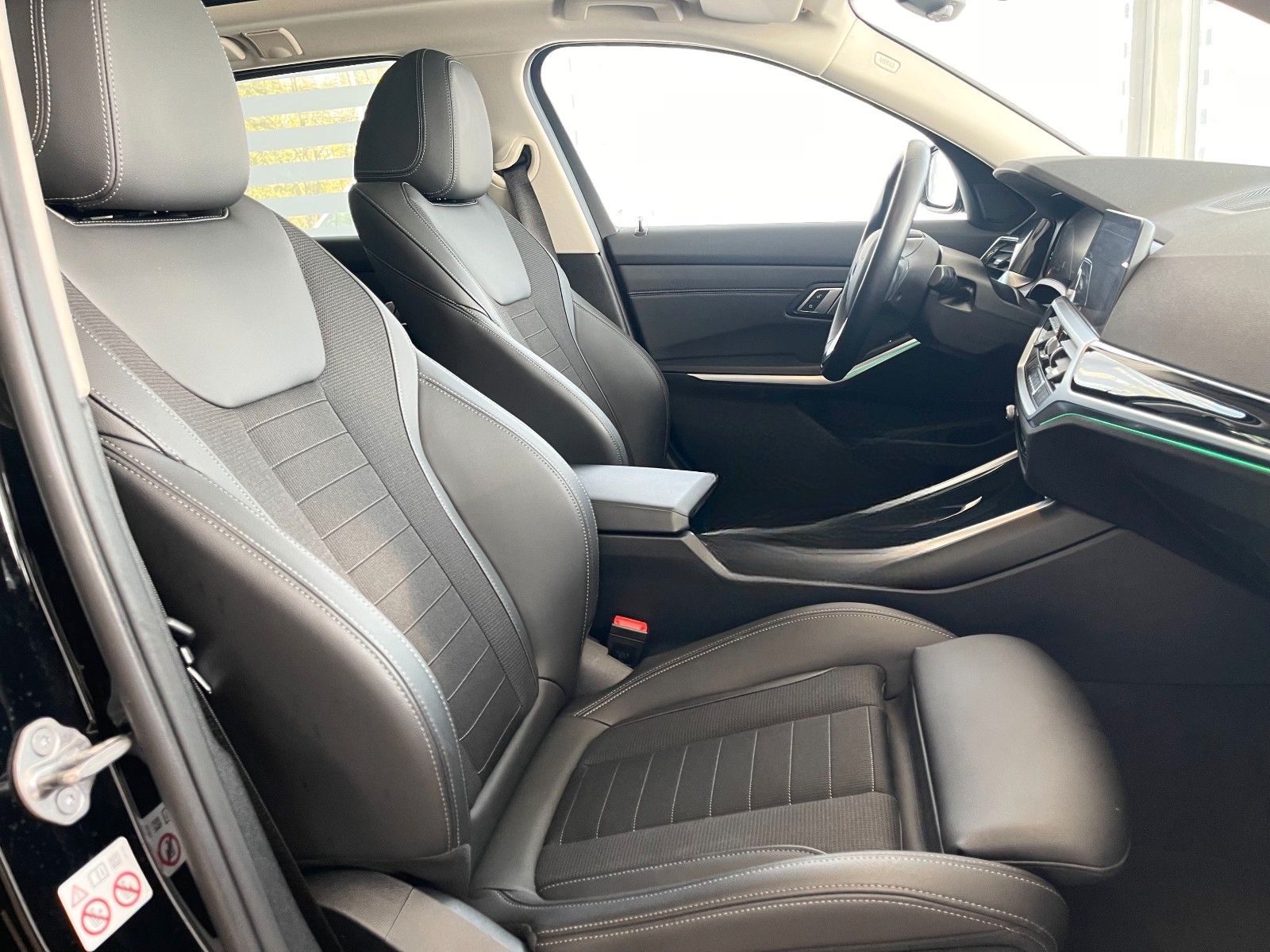 BMW 320dxD SportL. PANO LASER AHK Standh. Unfallfrei foto 9