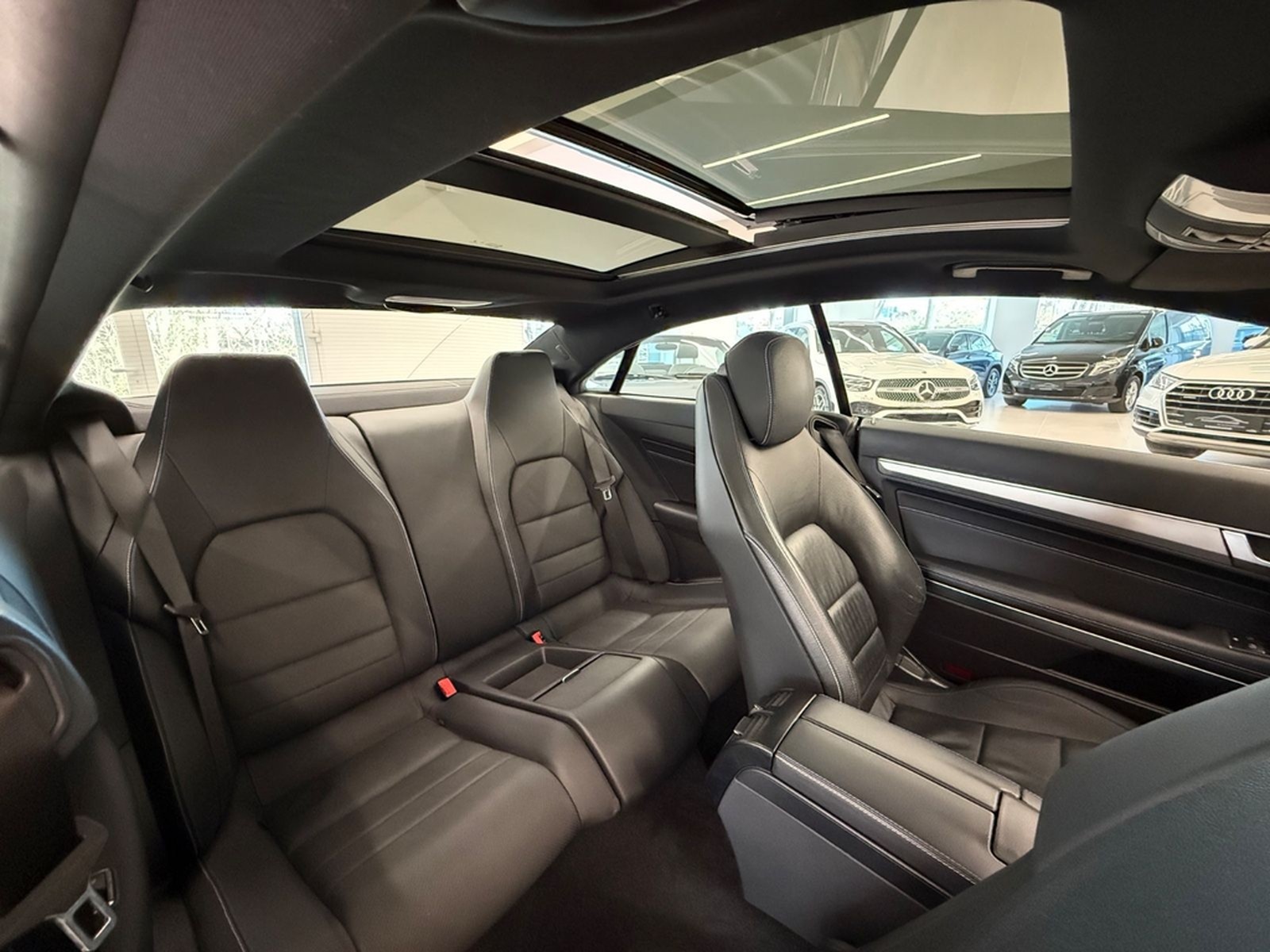 Mercedes-Benz E 320 Coupe AMG Line Sport Edition Panorama foto 23