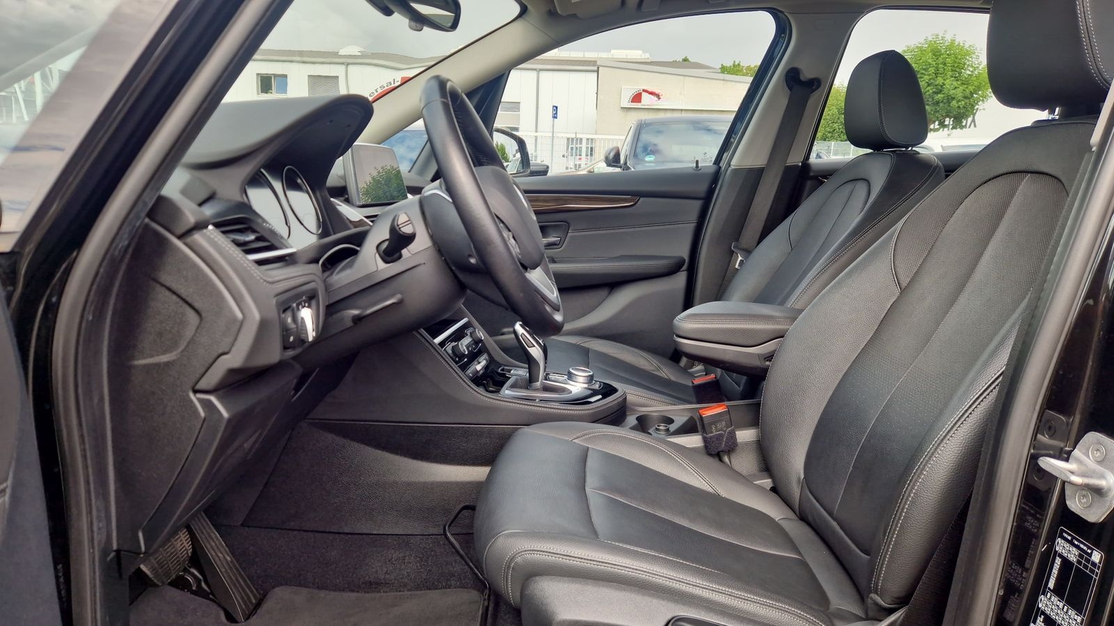 BMW 220d Active Tourer DAB LED AHK Klimaaut. PDC foto 12