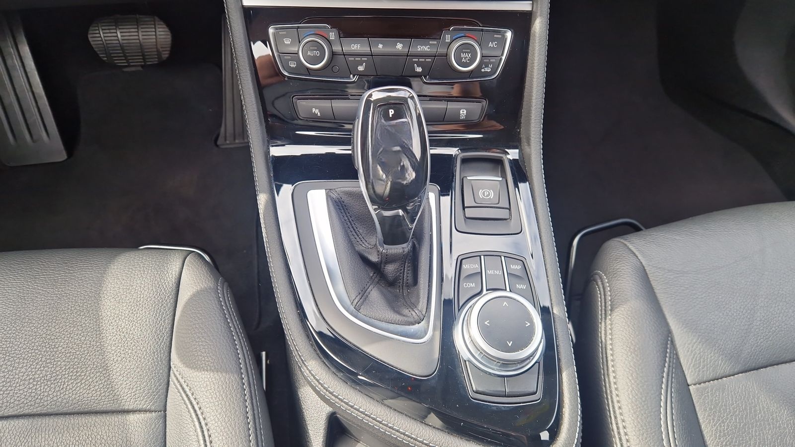 BMW 220d Active Tourer DAB LED AHK Klimaaut. PDC foto 16