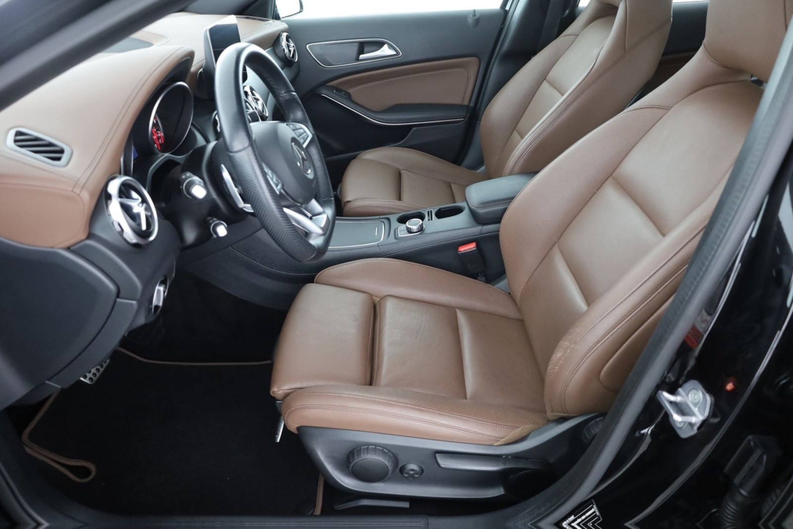 Mercedes-Benz GLA 180 AMG Line Aut. LED Navi 360° Leder PDC foto 23