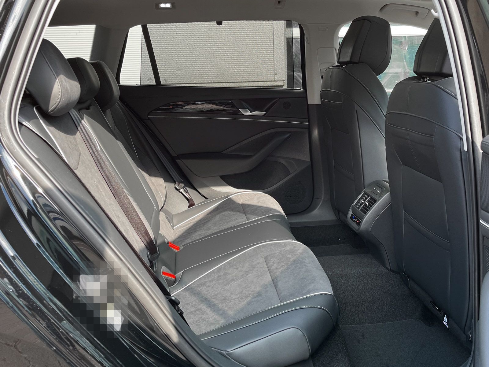 Volkswagen Passat 2.0 TDI Elegance DSG Panorama Navi LED foto 13