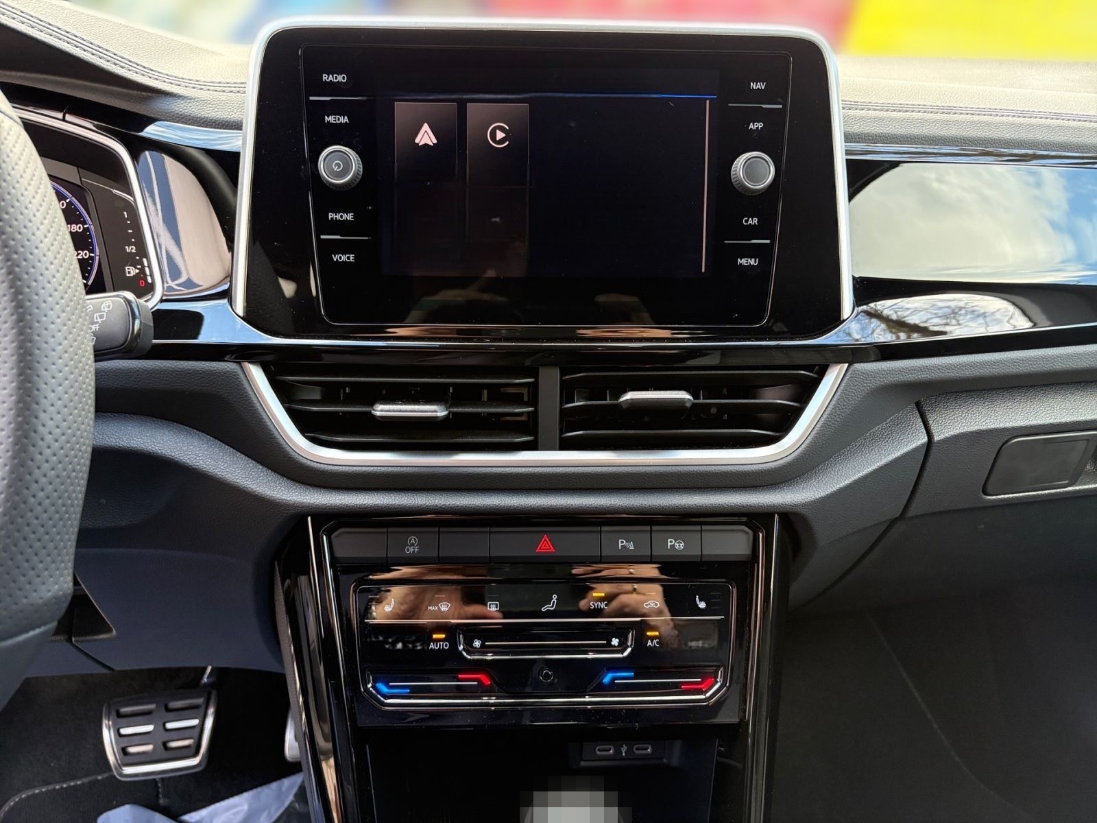 Volkswagen T-Roc R-Line 1,5 l TSI DSG_Easy Open_AssistP_LED foto 9