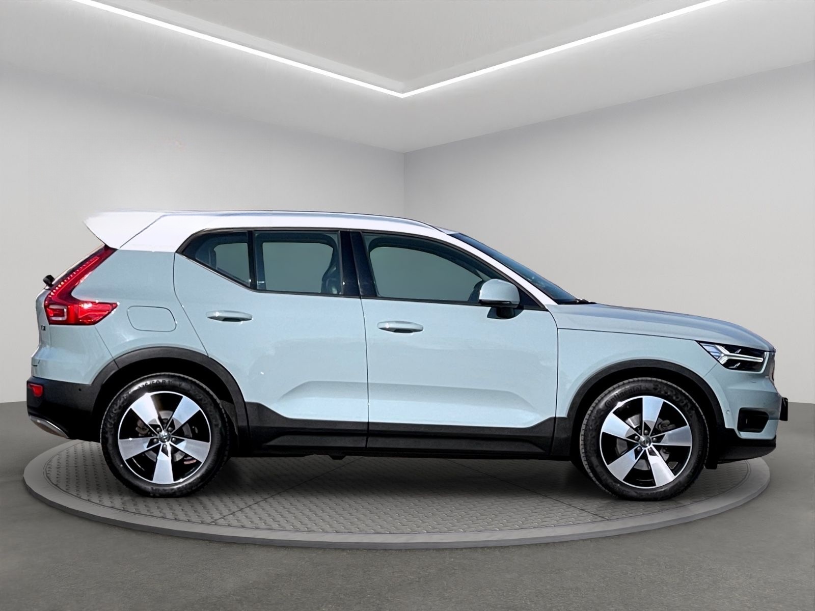 Volvo XC40 2,0 AUTOM. AWD 4x4 PANORAMA LEDER GARANTIE foto 4