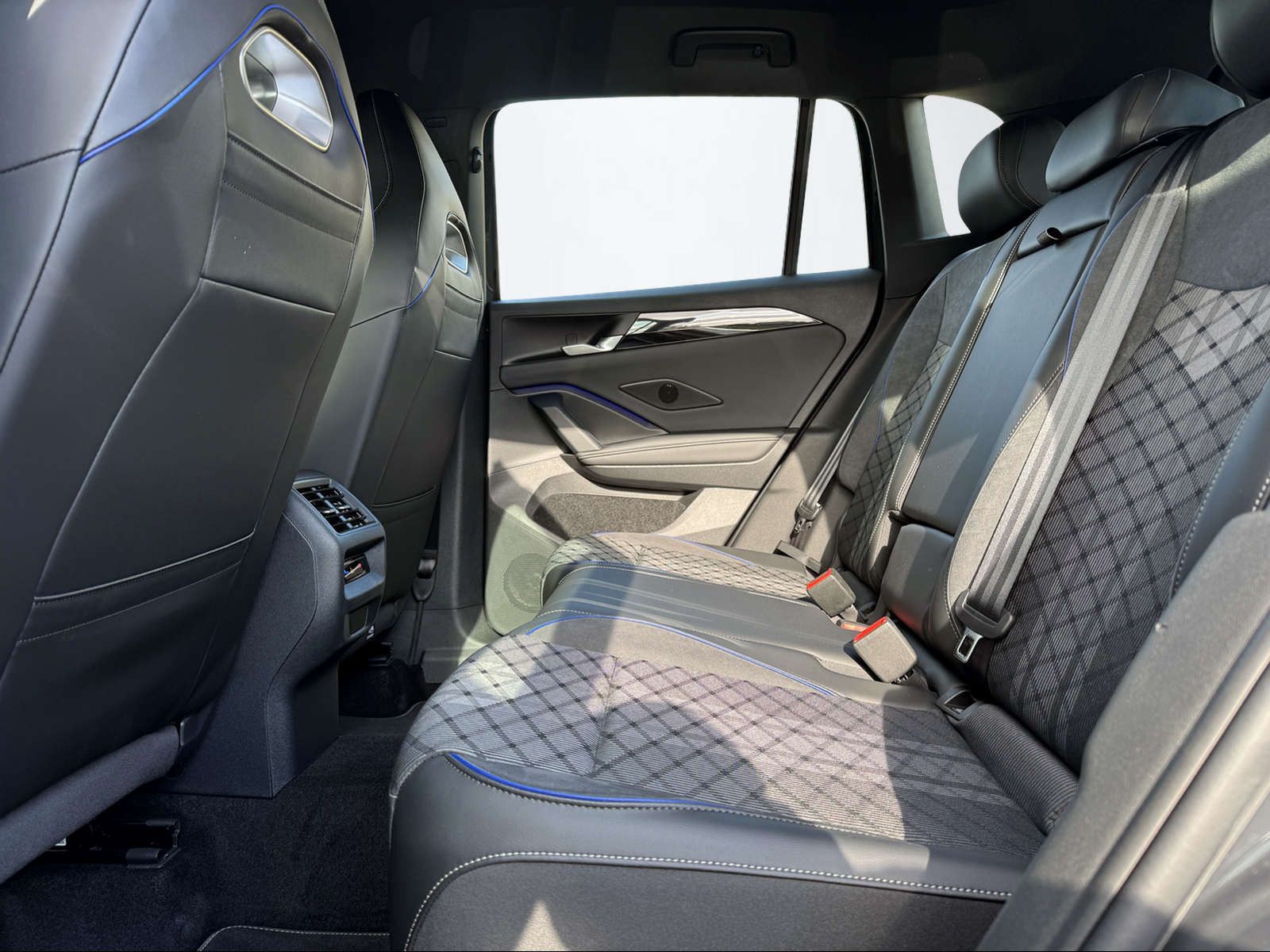 Volkswagen Tiguan R LINE-VIRTUAL-KAMERA-LED-ACC-MASSAGE-1H. foto 16