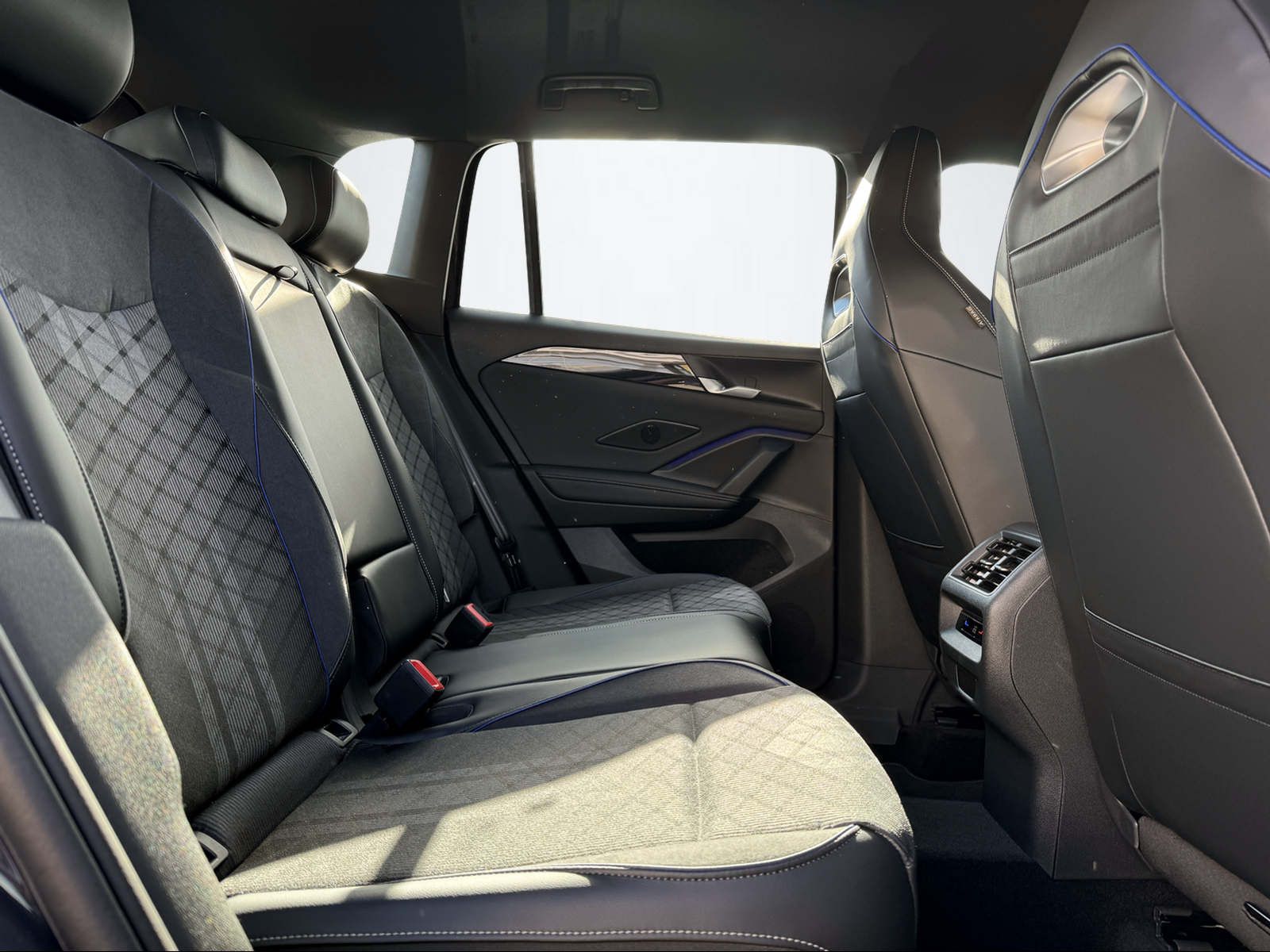 Volkswagen Tiguan R LINE-VIRTUAL-KAMERA-LED-ACC-MASSAGE-1H. foto 17