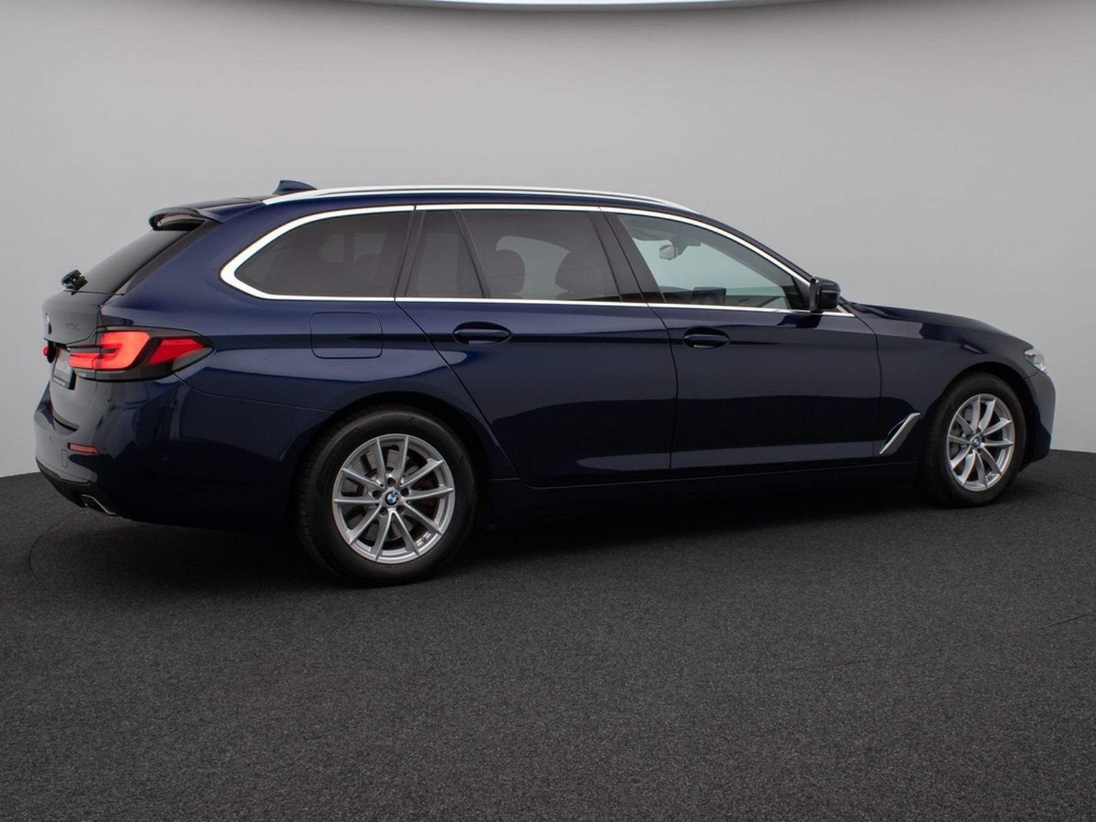 BMW 530d xD Panoram Kamera HUD DAB HiFi SoftCl Sport foto 6