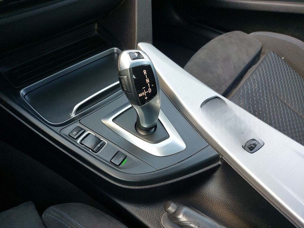 BMW 320i GT Aut. M Sport PANO SHZ PDC Harman Kardon foto 19
