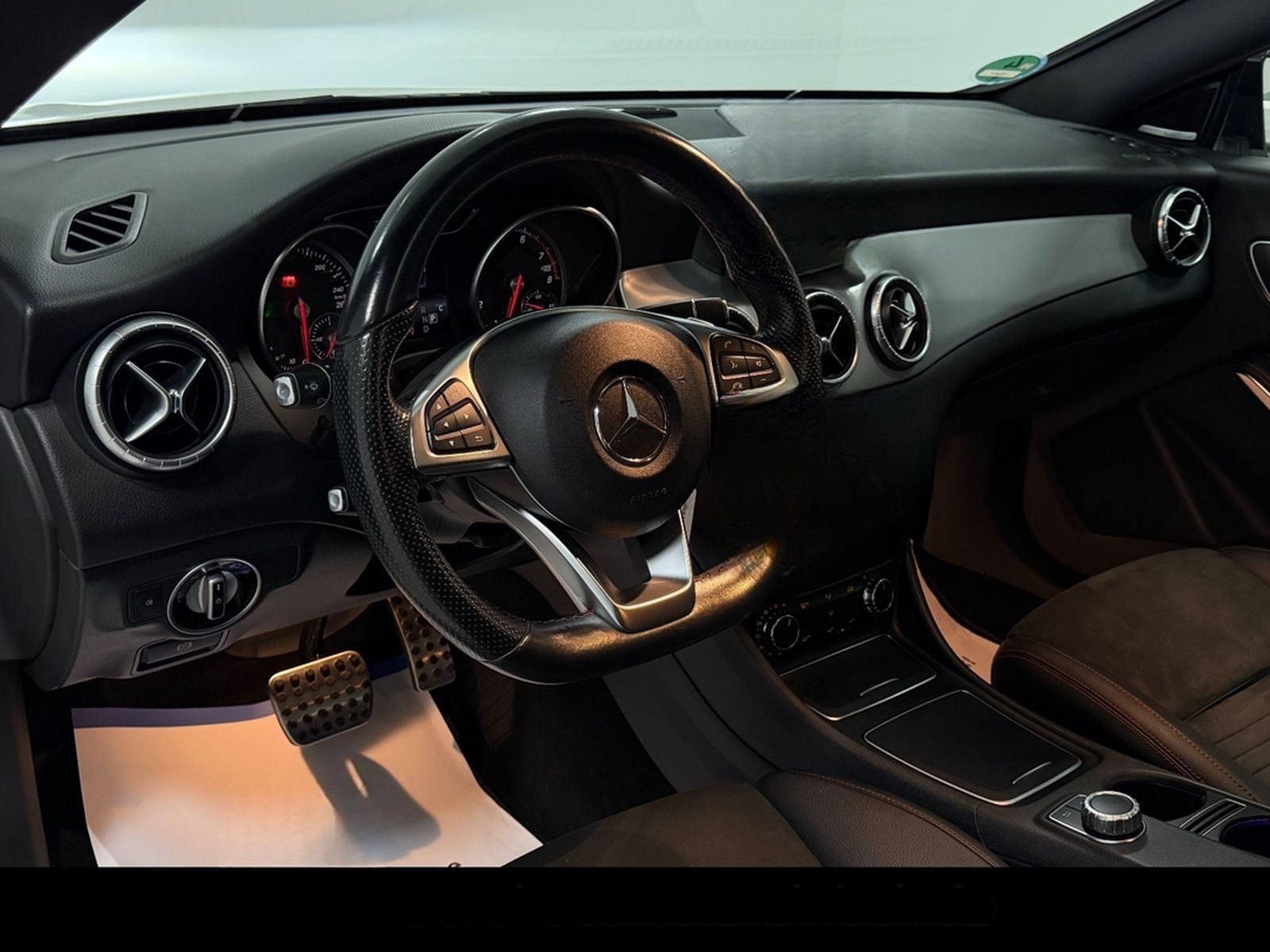 Mercedes-Benz CLA 180 AMG LINE/PANO/HARMAN/KAMERA/SHZ/LED/ foto 10