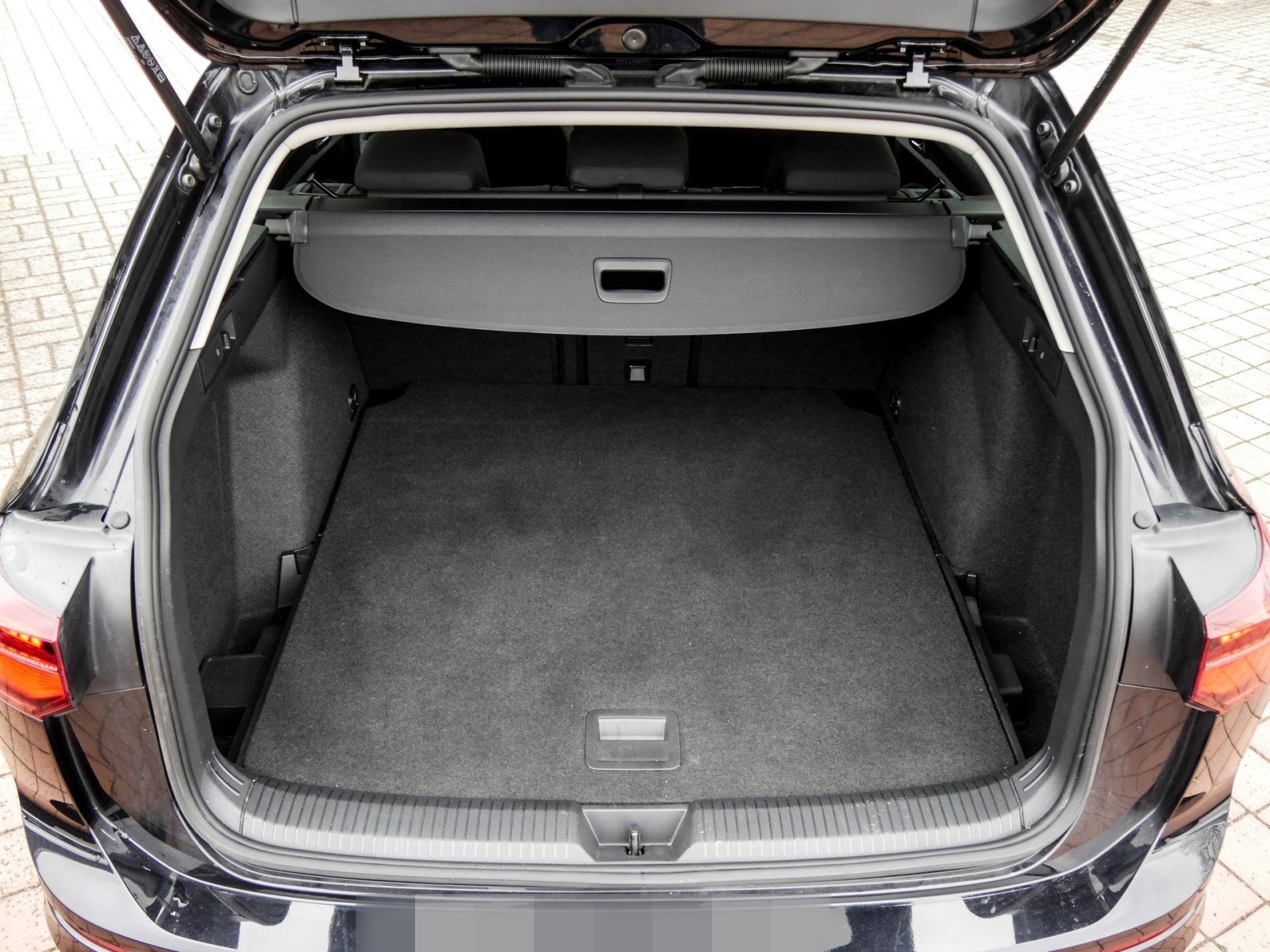 Volkswagen Golf VIII Variant Life 1.0 eTSI DSG Matrix Kamer foto 12