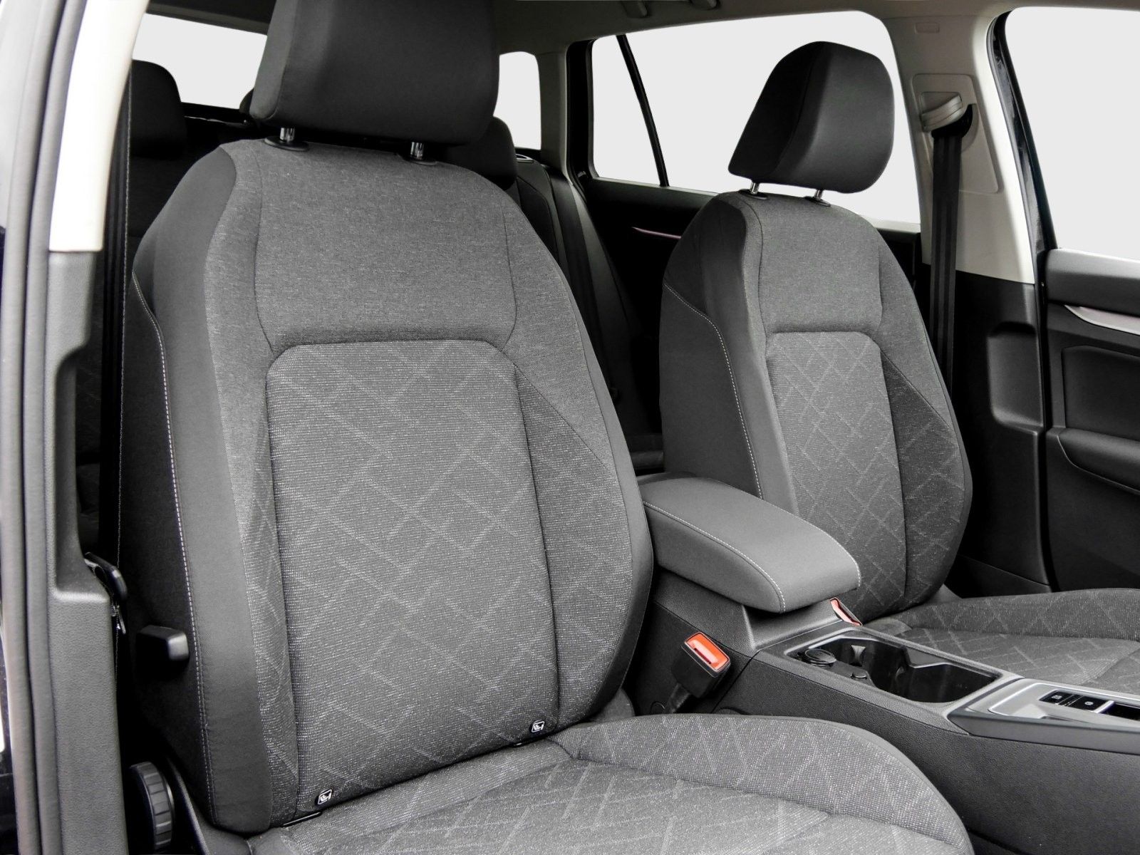 Volkswagen Golf VIII Variant Life 1.0 eTSI DSG Matrix Kamer foto 6