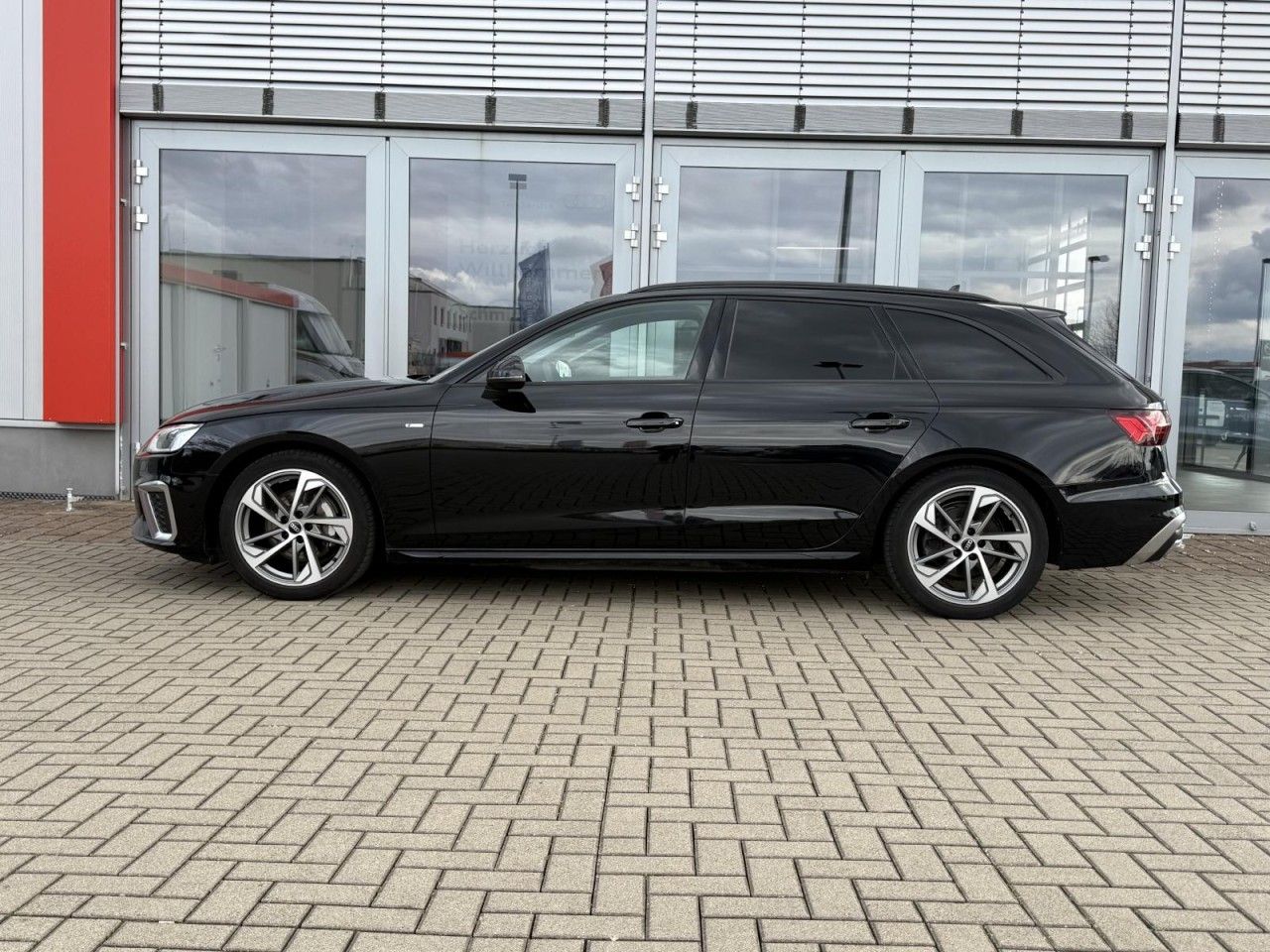 Audi A4 Avant S line 40 TFSI quattro S-tronic MATRIX foto 3