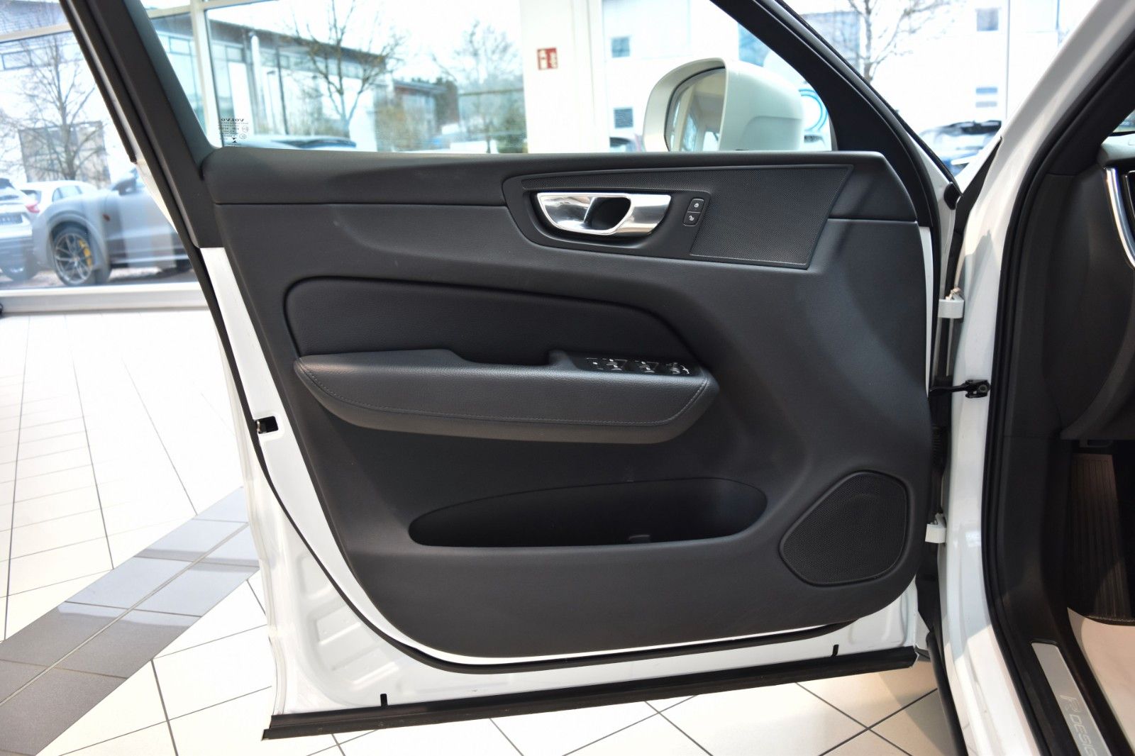 Volvo XC60 D5 AWD~R Design~Leder~Business~I-safe~21" foto 15