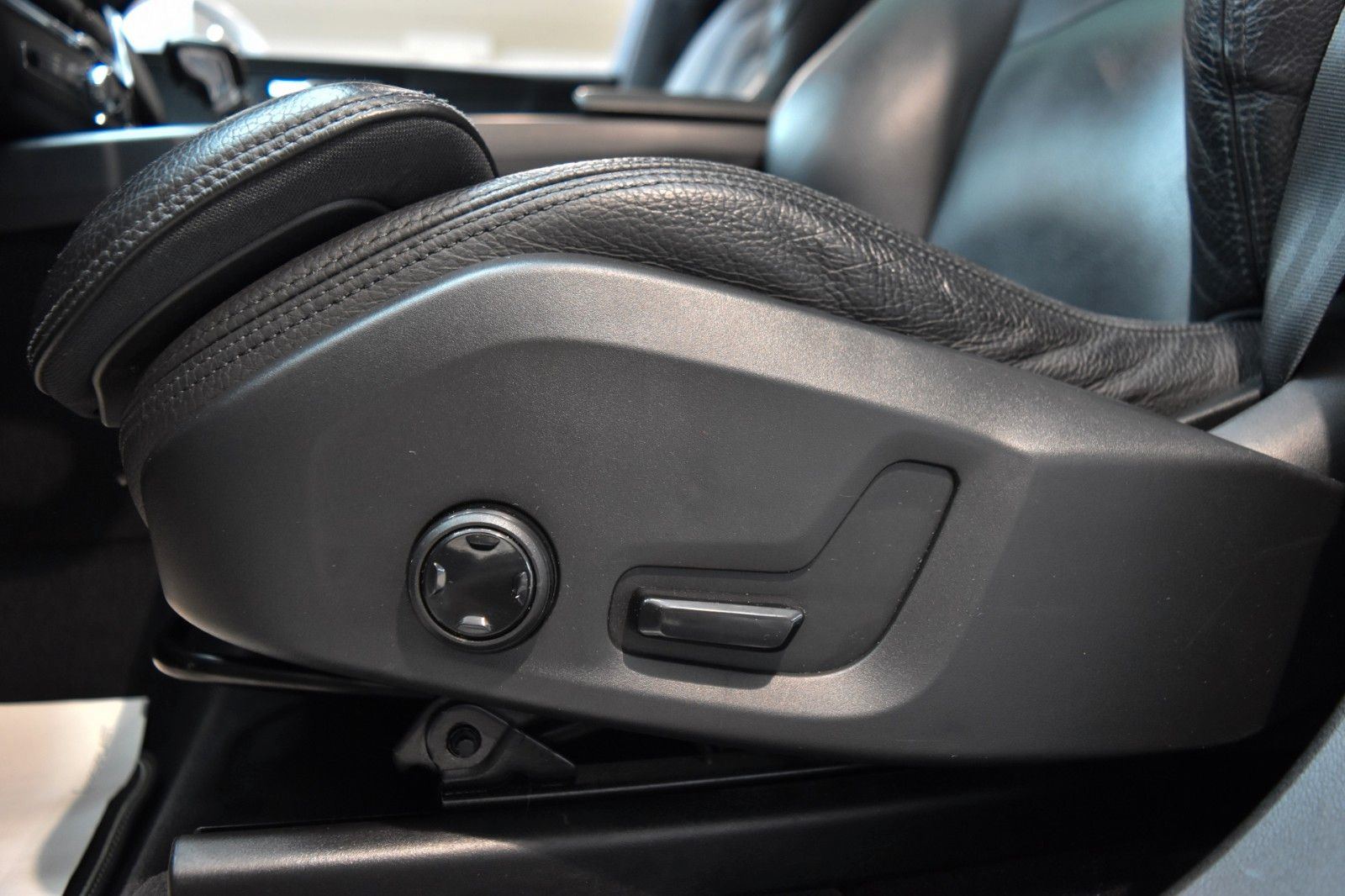 Volvo XC60 D5 AWD~R Design~Leder~Business~I-safe~21" foto 17