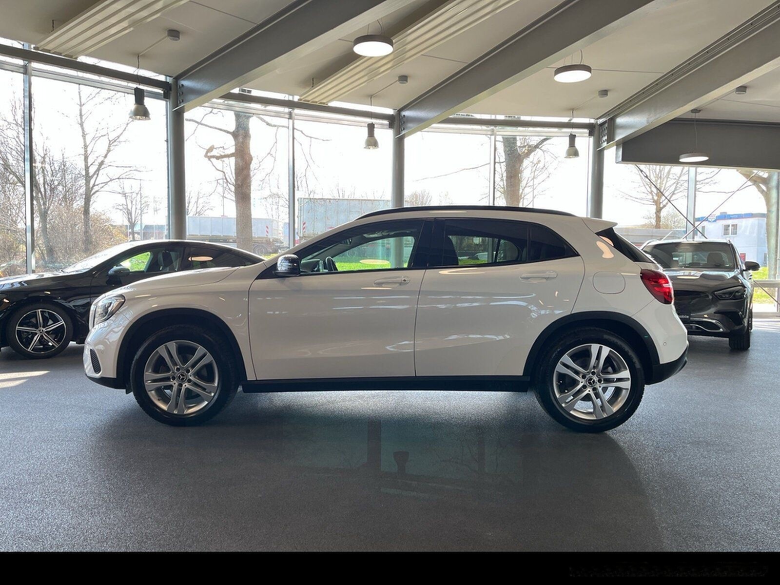 Mercedes-Benz GLA 200 SUV Urban LED/PANO/PTS/RFK/Night/Navi/ foto 13