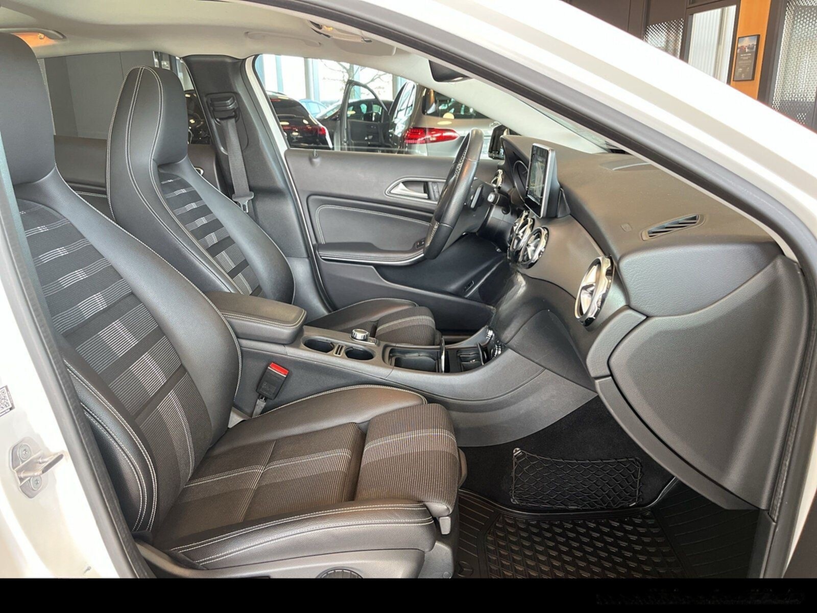 Mercedes-Benz GLA 200 SUV Urban LED/PANO/PTS/RFK/Night/Navi/ foto 16