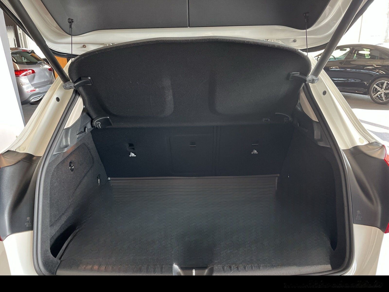 Mercedes-Benz GLA 200 SUV Urban LED/PANO/PTS/RFK/Night/Navi/ foto 19