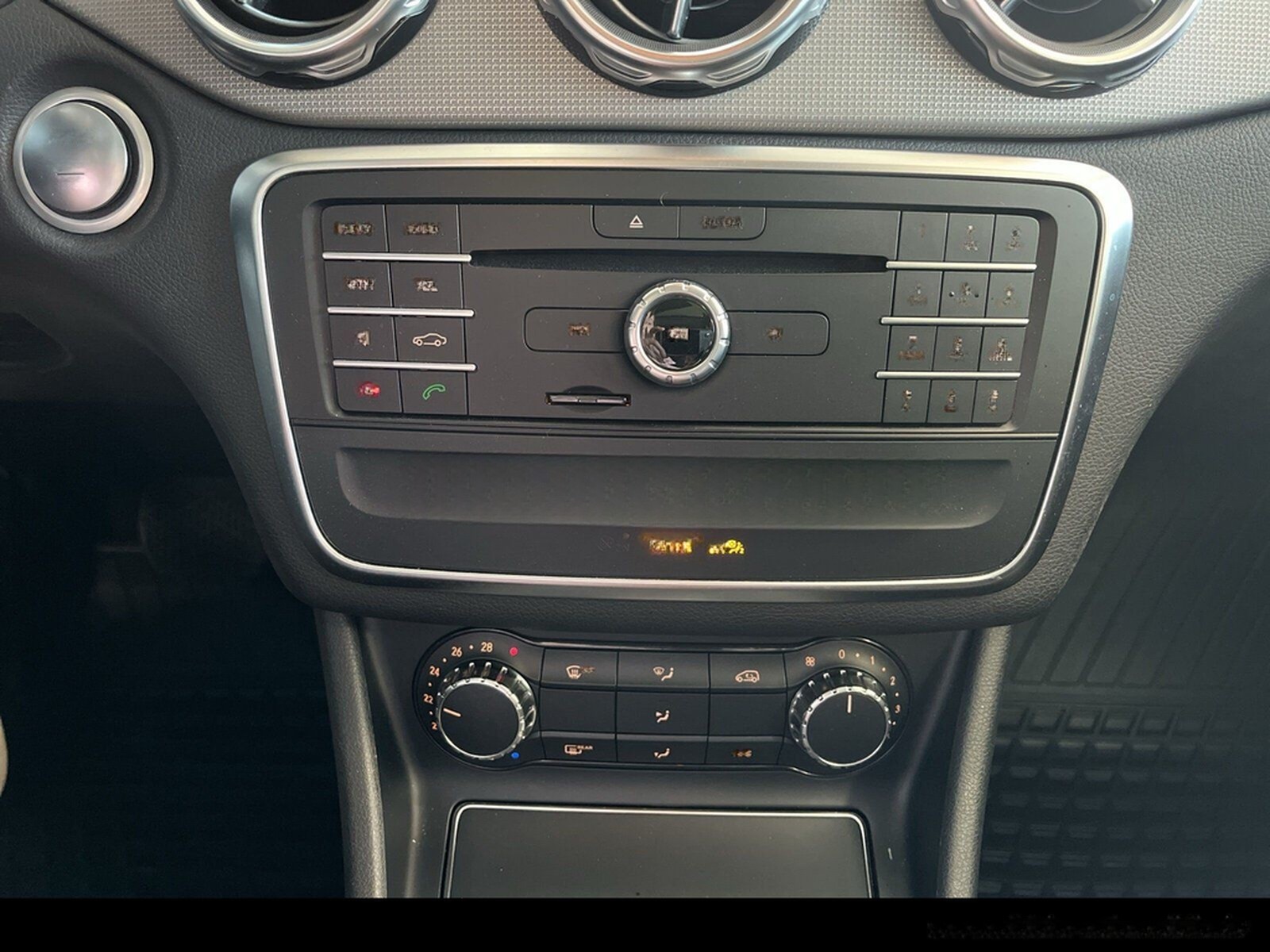 Mercedes-Benz GLA 200 SUV Urban LED/PANO/PTS/RFK/Night/Navi/ foto 23