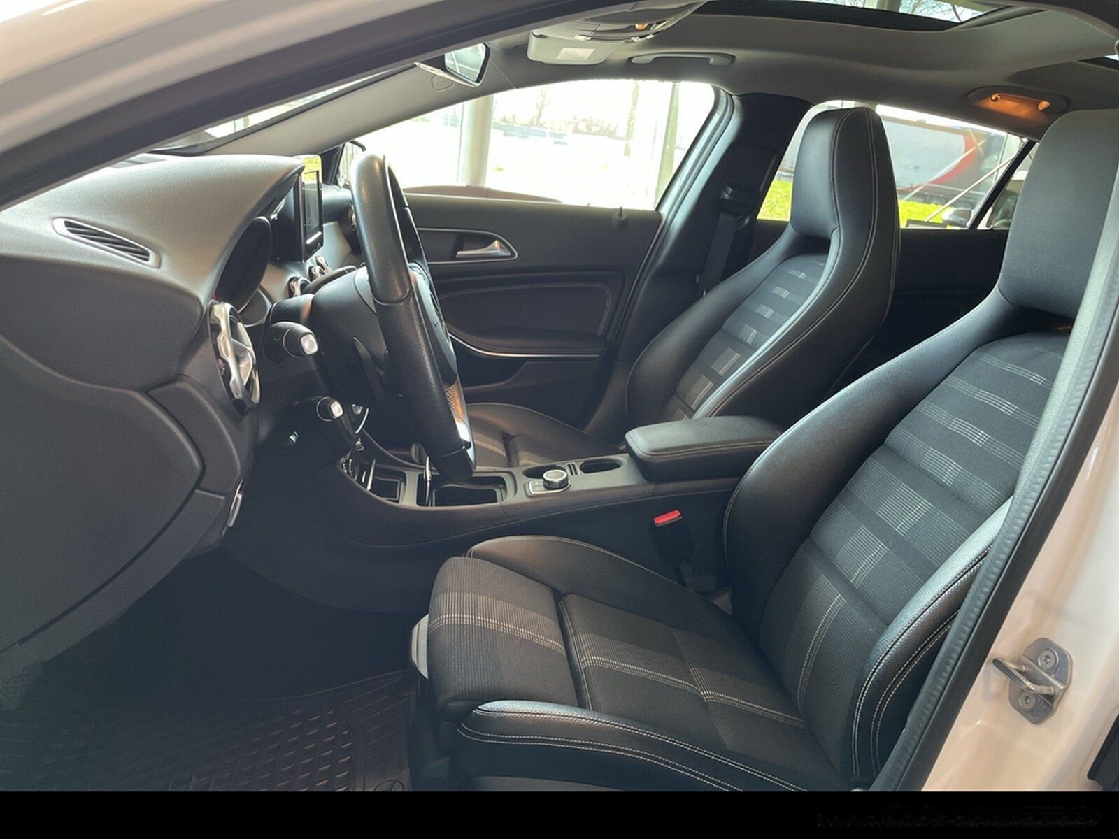 Mercedes-Benz GLA 200 SUV Urban LED/PANO/PTS/RFK/Night/Navi/ foto 6