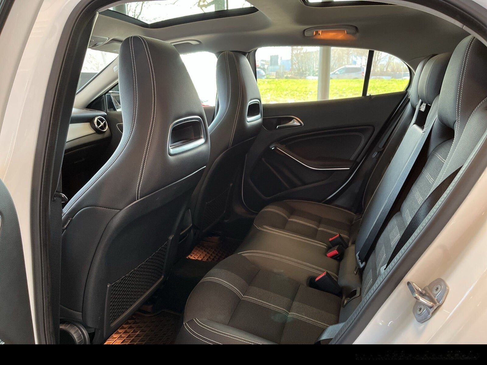 Mercedes-Benz GLA 200 SUV Urban LED/PANO/PTS/RFK/Night/Navi/ foto 7