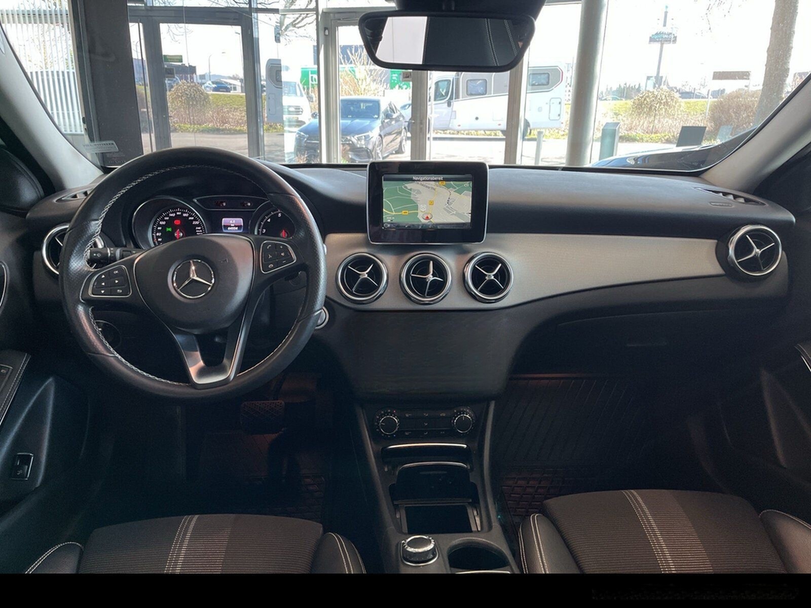 Mercedes-Benz GLA 200 SUV Urban LED/PANO/PTS/RFK/Night/Navi/ foto 8