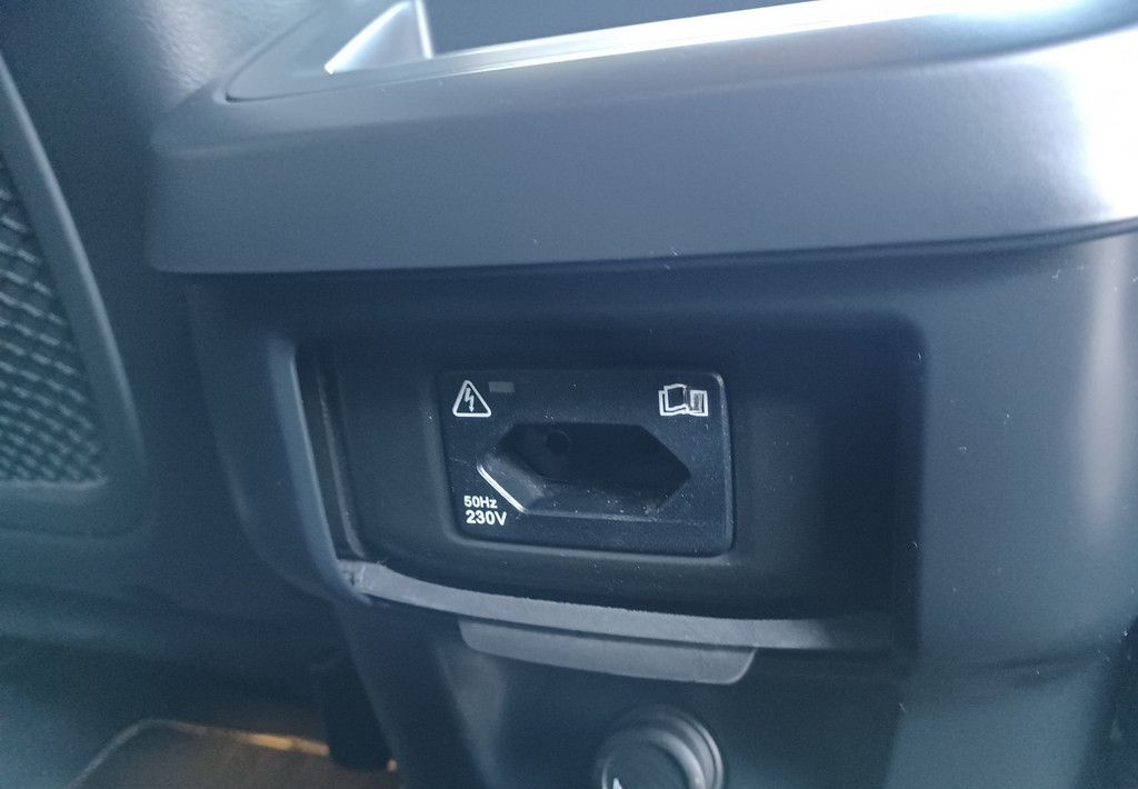 Volvo XC60 T4° R Design° AHK ° Sitzheizung v+h foto 9