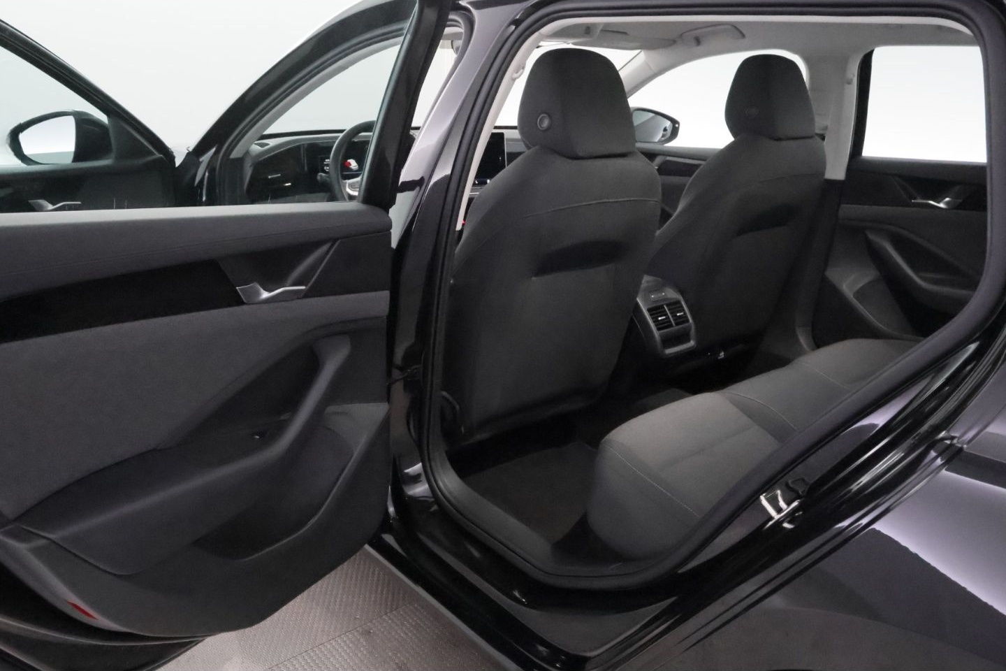 Volkswagen Passat Variant 1.5eTSI DSG+LED+NAVI+TEMPO+PDC foto 19