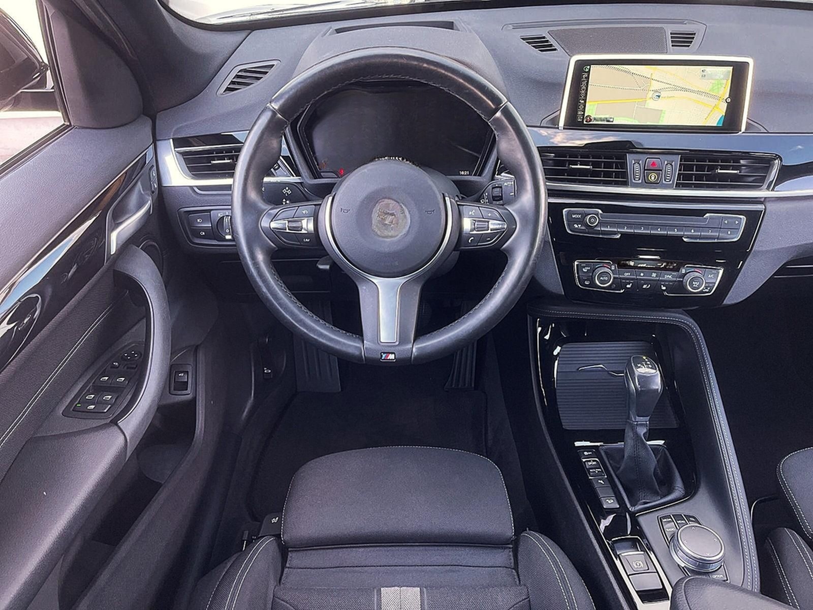 BMW X1 xDrive 25i AUT Sport Line LED HUD PAN NAV RFK foto 14