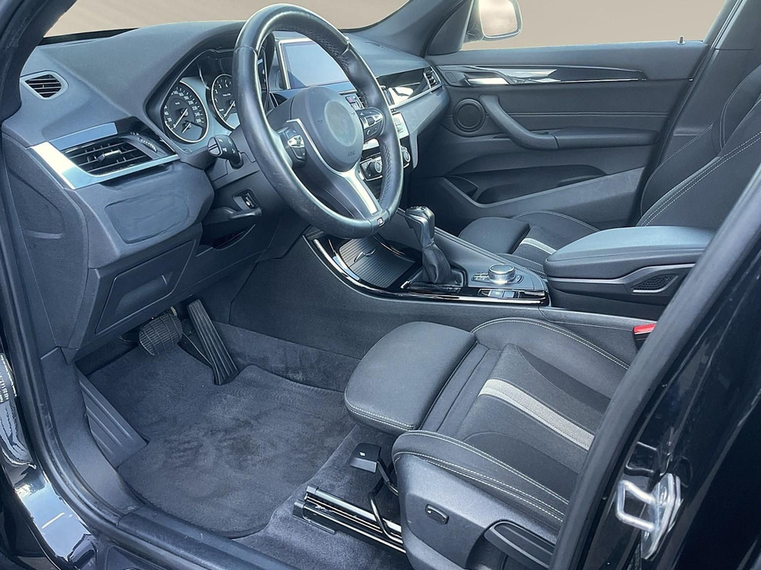 BMW X1 xDrive 25i AUT Sport Line LED HUD PAN NAV RFK foto 8