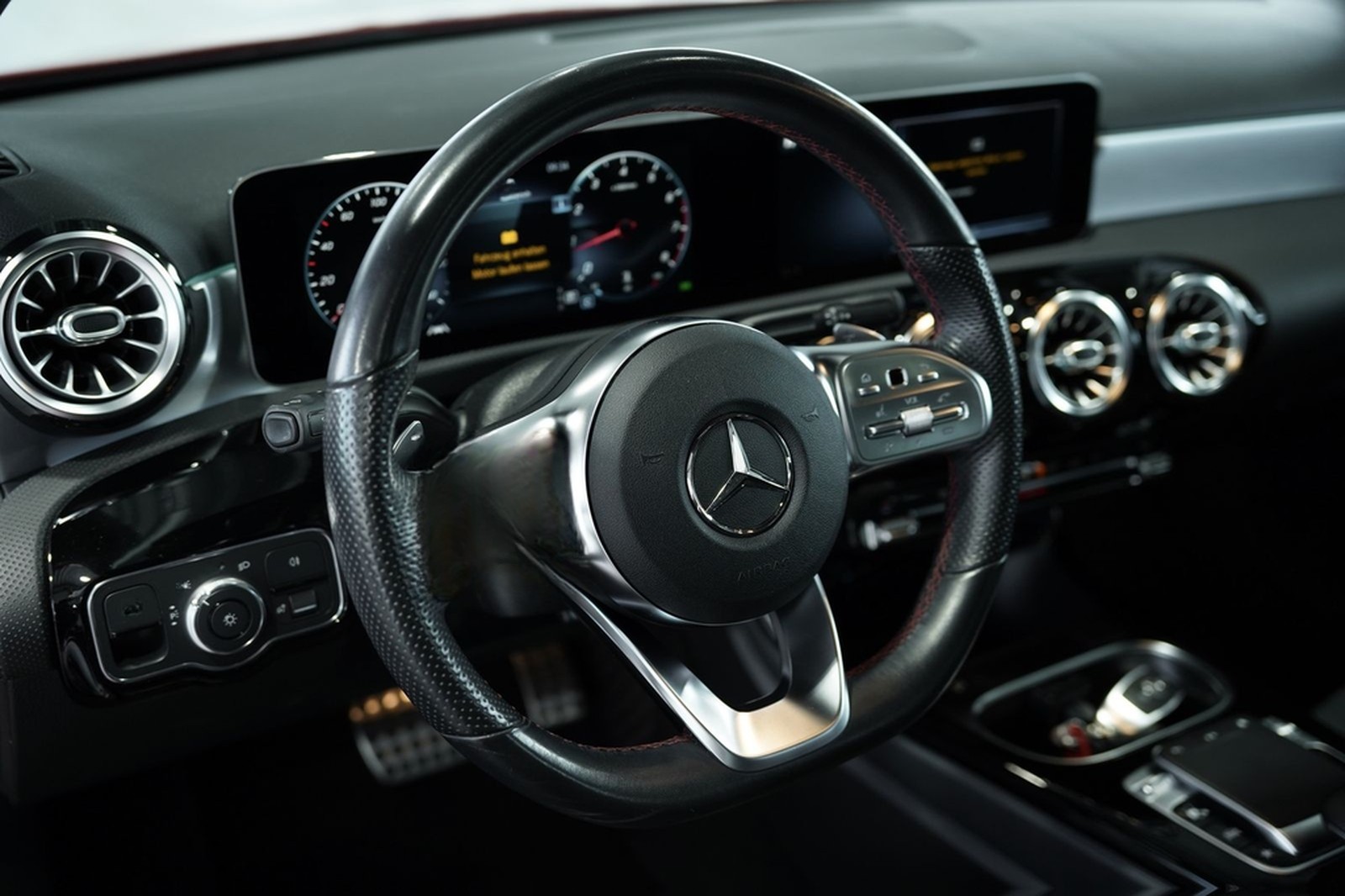 Mercedes-Benz A 200 AMG Line 2.Hand *Digital *Pano *Night * foto 24