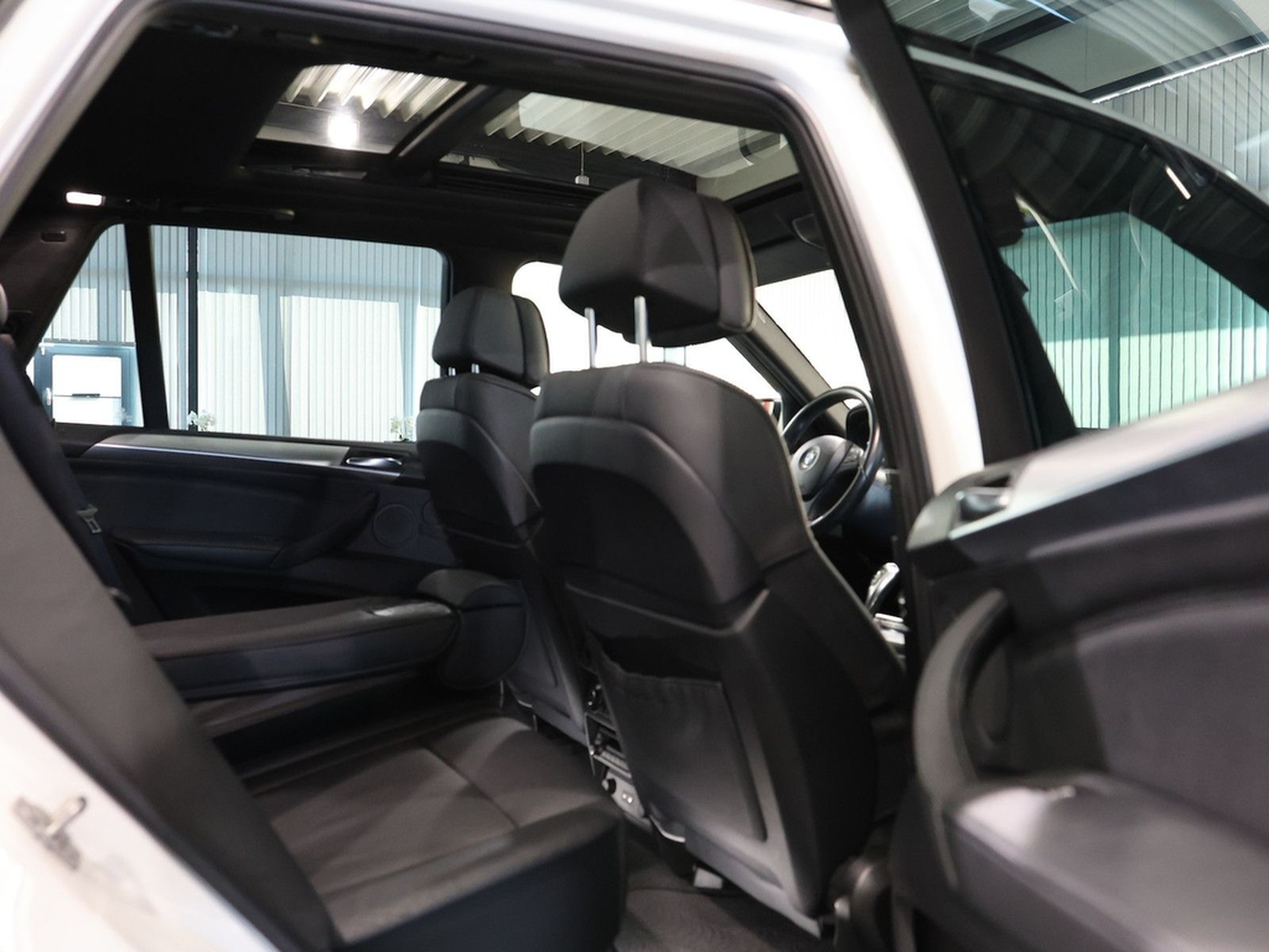 BMW X5 M xDrive50i WHITE M-SPORTPAKET / PANORAMA foto 24