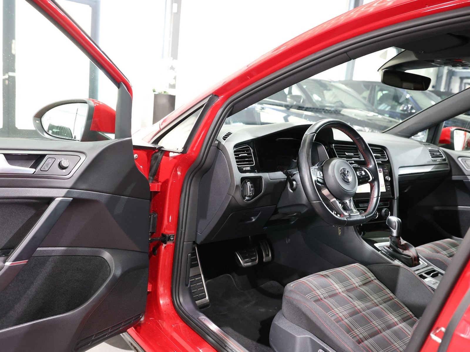 Volkswagen Golf GTI VII 2.0 TSI DSG GTI PERFORMANCE RED foto 13