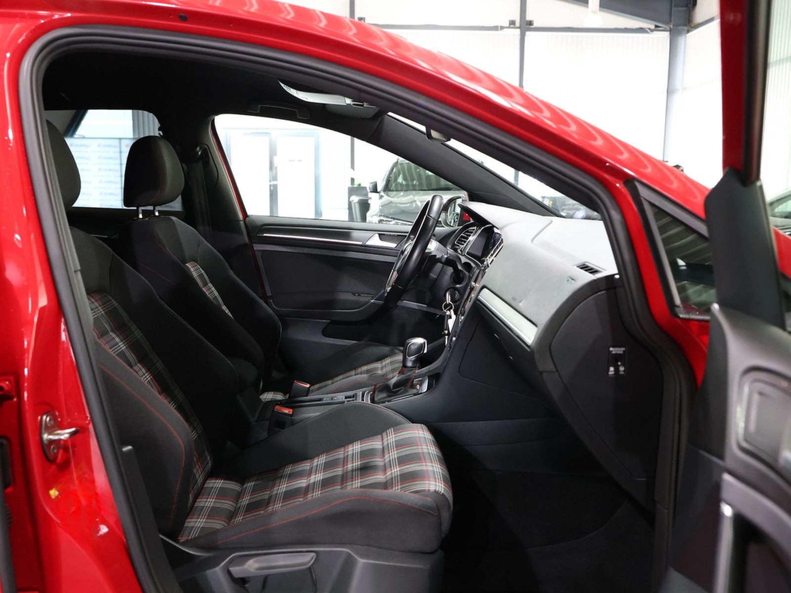 Volkswagen Golf GTI VII 2.0 TSI DSG GTI PERFORMANCE RED foto 19