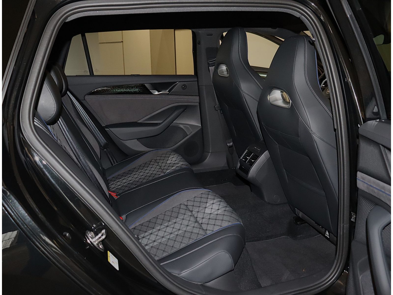Volkswagen Passat Variant 2,0 l R-Line TDI DSG*AnH*SitzH foto 22